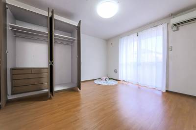 大型のクローゼット♪
お洋服を沢山収納出来て嬉しい♪