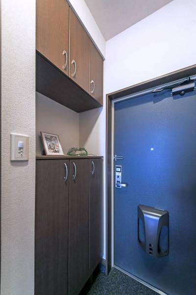 広々とした玄関に吊戸棚とシューズボックスが嬉しい♪