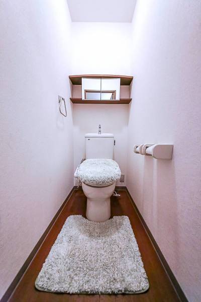 人感センサー付きの広々とした温水洗浄便座トイレ♪