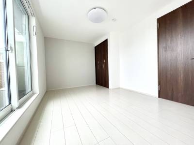 陽当たり良好で一面はアクセントクロスお洒落なお部屋です♪