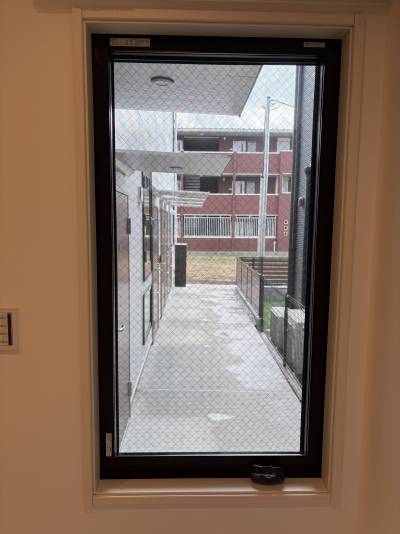 大きな窓があり、晴れの日は光が差し込みます♪