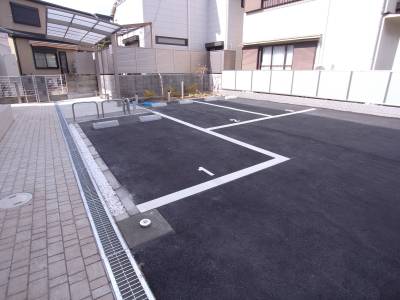 駐輪場と駐車場(EV充電可能)