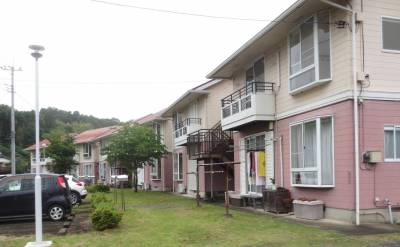 建物前面にゆったりとした前庭があります。