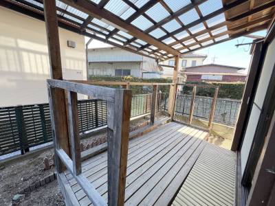 専用庭にはウッドデッキがあります。