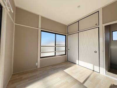 白基調で明るい4.5帖の洋室。南向きで日当たり良好です