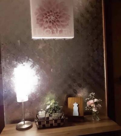 小物と温かみのある照明、アート的な雰囲気の演出