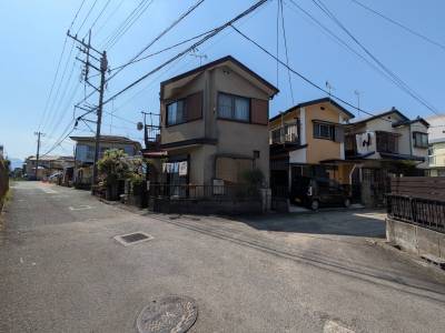 この道路を隔てた手前のところが新幹線の盛り土部分です