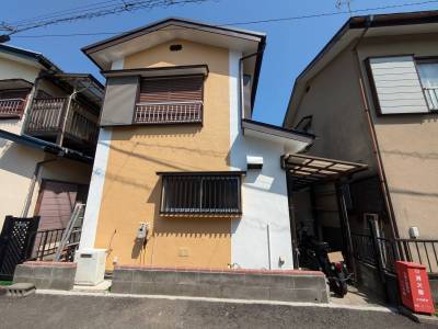 両面接道で、どちら側にもバイクを置けて出入りできます