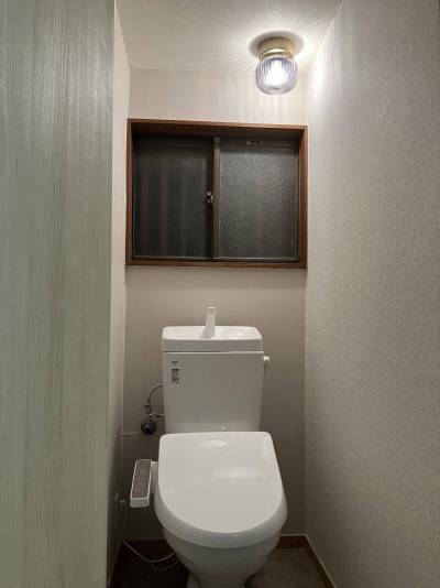 1階のトイレには温水洗浄便座付きで、防汚れ機能付き壁紙です。