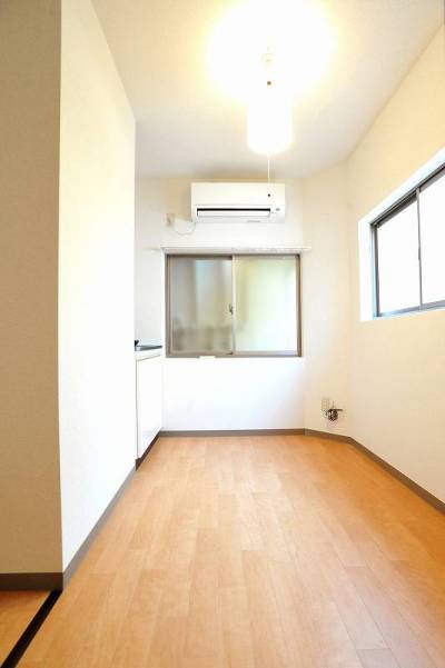 二面彩光の明るい部屋。手前左は収納(半畳)
