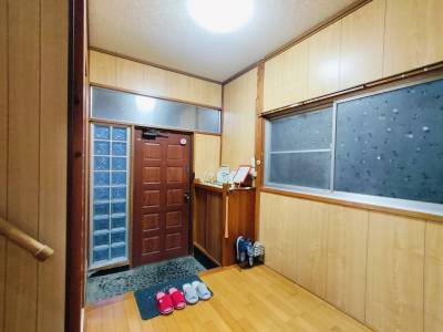 明るく広～い玄関。シューズボックスもあり便利です。