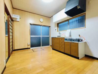 ２口ガスコンロ付キッチン。吊り戸棚や床下収納が充実。