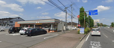 徒歩2分のところにセブンイレブンとガスト