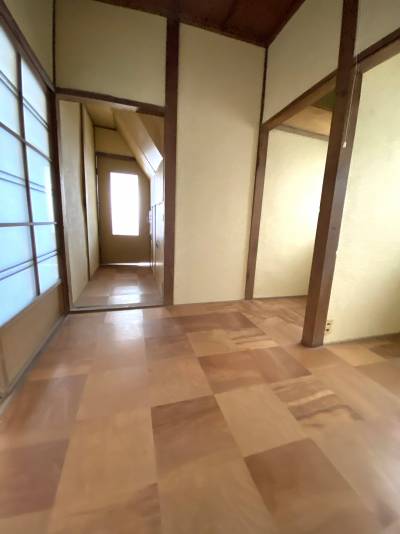 廊下にも収納があります。