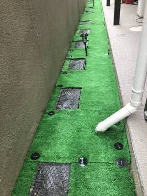 玄関前は人工芝にリニューアルしました。