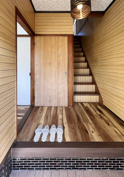 木の温もり感じるエントランスと階段。