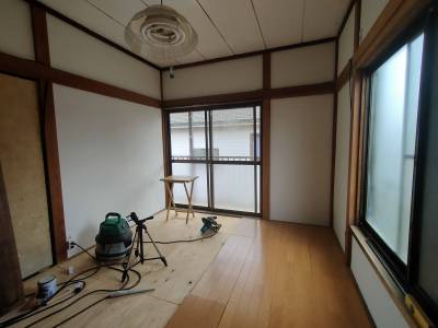 2F6畳 木製の床材を新しく施工しつつあります