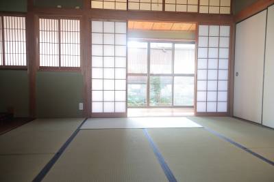 広い和室でゆっくり過ごしてくださいね♪