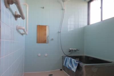 浴室は手摺もついてて安全には入れます♪