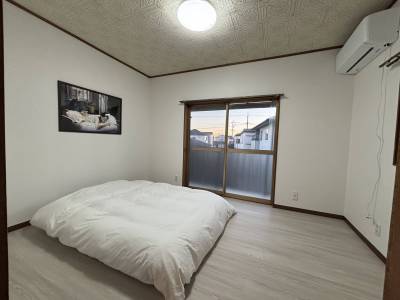 2階の洋室は日当たり抜群でよく眠れますよ！