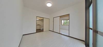 キッチンにも隣の部屋にも直接移動できます！