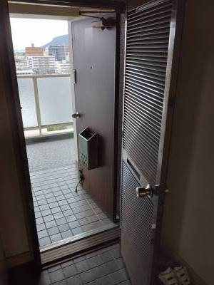 玄関ドア（網戸ドアがついています）
