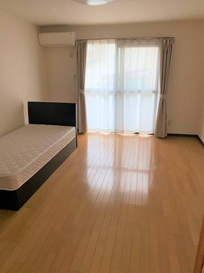 ゆったり広々洋室です