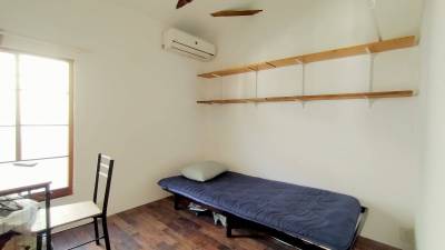 部屋内観１
机、椅子、ベッド付き。