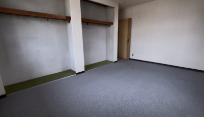 ２階の一番広い洋室です♪