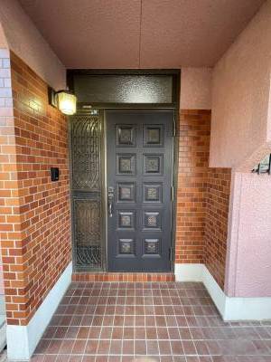 玄関はダブルロック仕様でセキュリティも万全です。