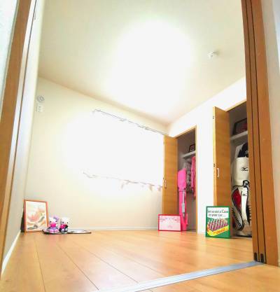 北側の洋間。夫婦やカップルでそれぞれに衣類等を管理できます♪