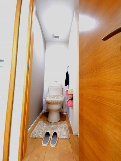 手洗い、温水洗浄便座付きの節水型トイレ。バス・トイレ別です♪