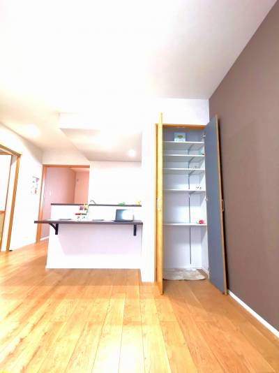 パントリー＆作業台としても使える多機能型キッチンカウンター♪