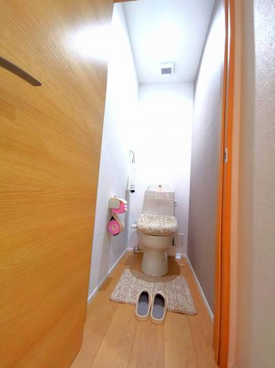 手洗い、温水洗浄便座付きの節水型トイレ。バス・トイレ別です♪