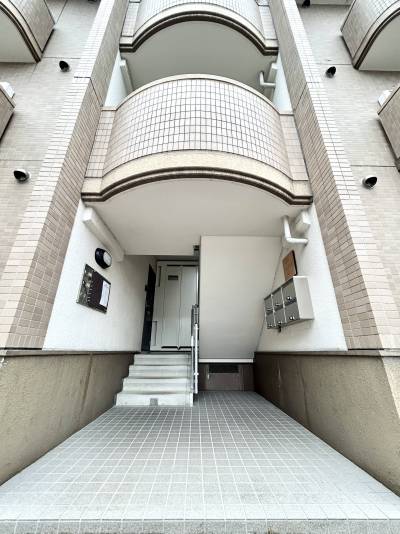 物件の顔であるエントランスもきれいです♪