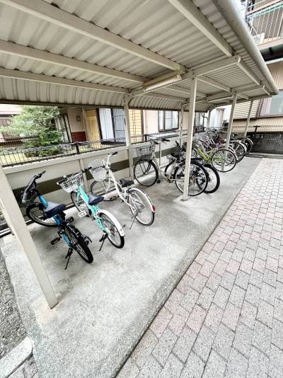 バイクも置ける駐輪場も敷地内に御座います♪