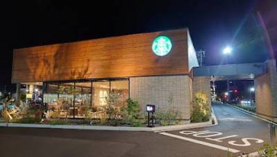 近くにスタバがあるって嬉しい♪通りを挟んでミニストップ