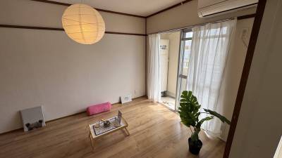 オールフローリングの明るい２DKの部屋。
