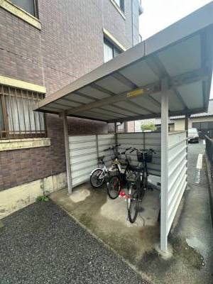 無料のバイク置場と駐輪場があります。