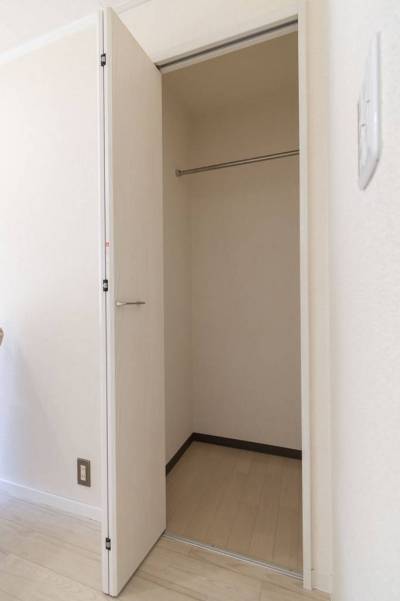 収納スペース有ります！洋服も掛けれますね！