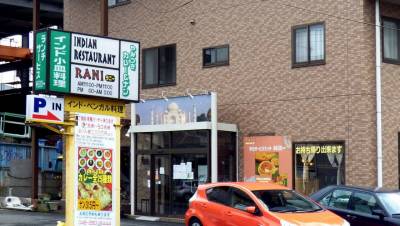 インド人が料理作っています。おいしいカレー屋さんです。