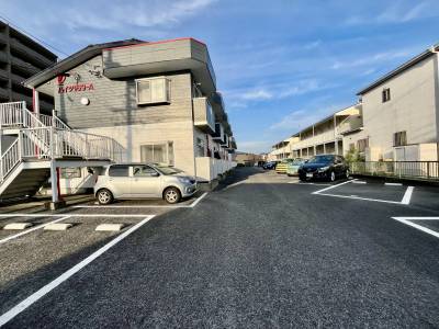建物西道路側
敷地は広々、駐車場も2台以上可能