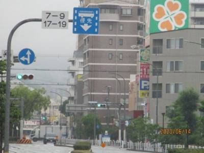 長田駅周辺です。スーパーや商店街があります。