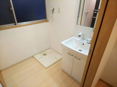 脱衣所は洗濯機を置いても十分な広さ。鍵も付いているので安心！