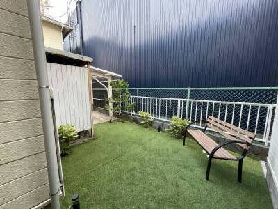 中庭にも心地よい風が吹き抜ける「春風の庭とコテージ」です