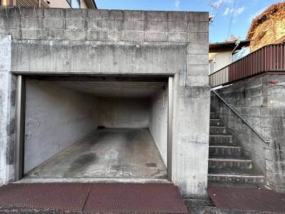 普通車OK。高さ2m、横幅2.8m、奥行き4.85m