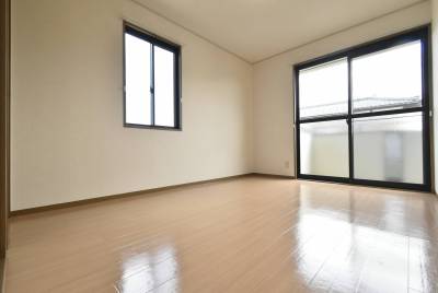 洋室。２面採光で明るいお部屋です。