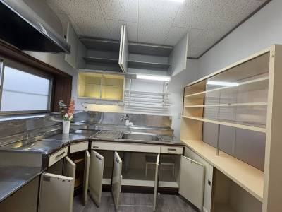 広く清潔なキッチン　収納力が大きいです