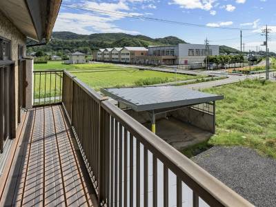 バルコニー。奥に見えるのは鳥之郷小学校