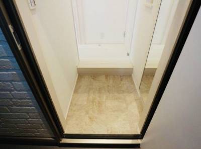 ウォールミラー（開けるとシューズクロークです）